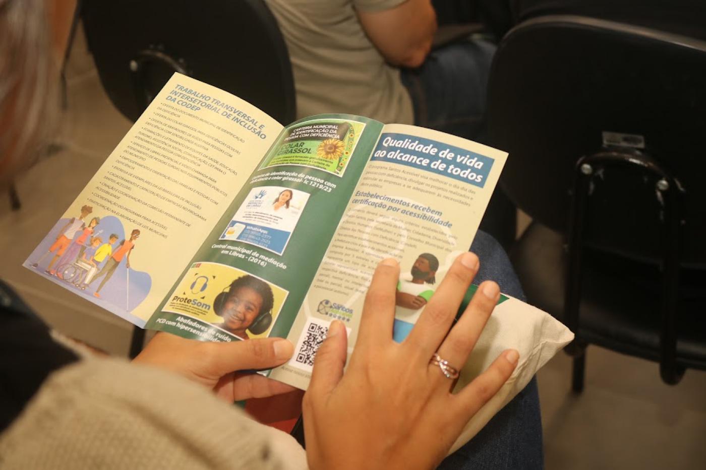 mãos seguram cartilha sobre legislação. #paratodosverem 