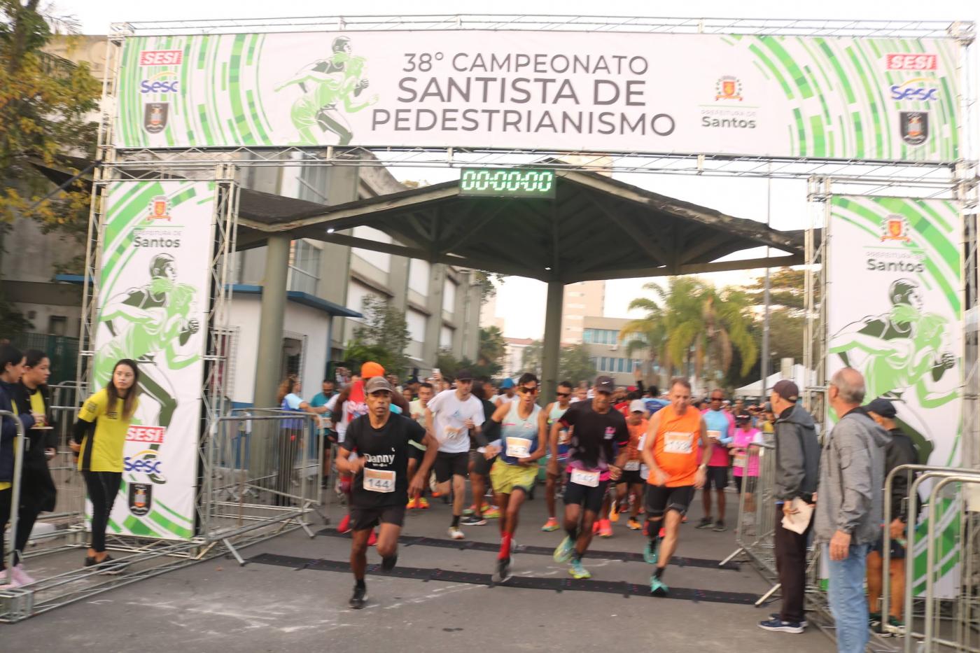 atletas saem correndo na largada da prova. #paratodosverem 