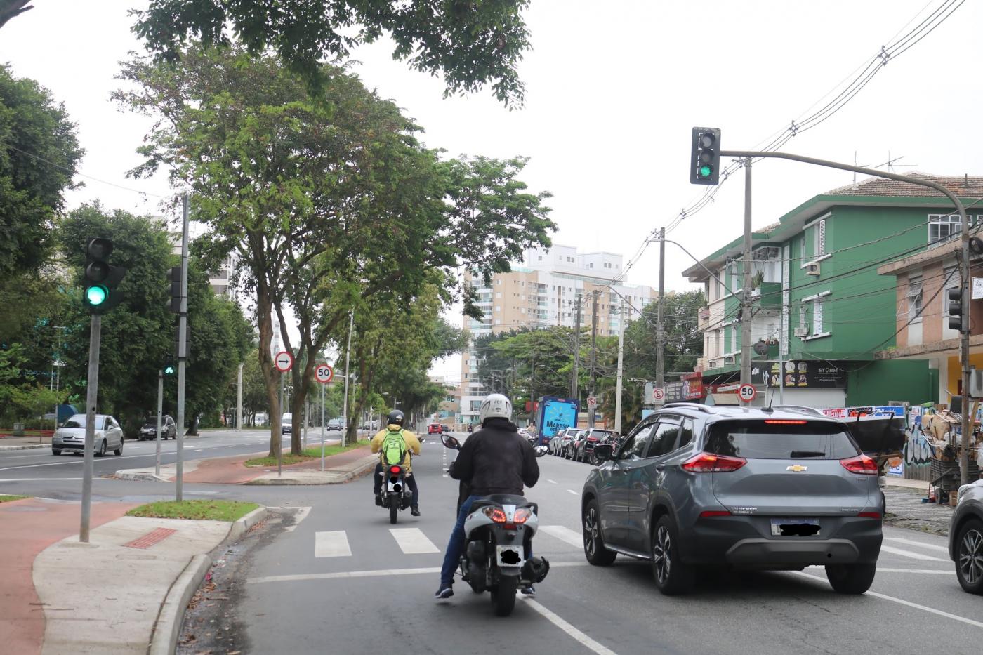 carros e motos em avenida. #paratodosverem 