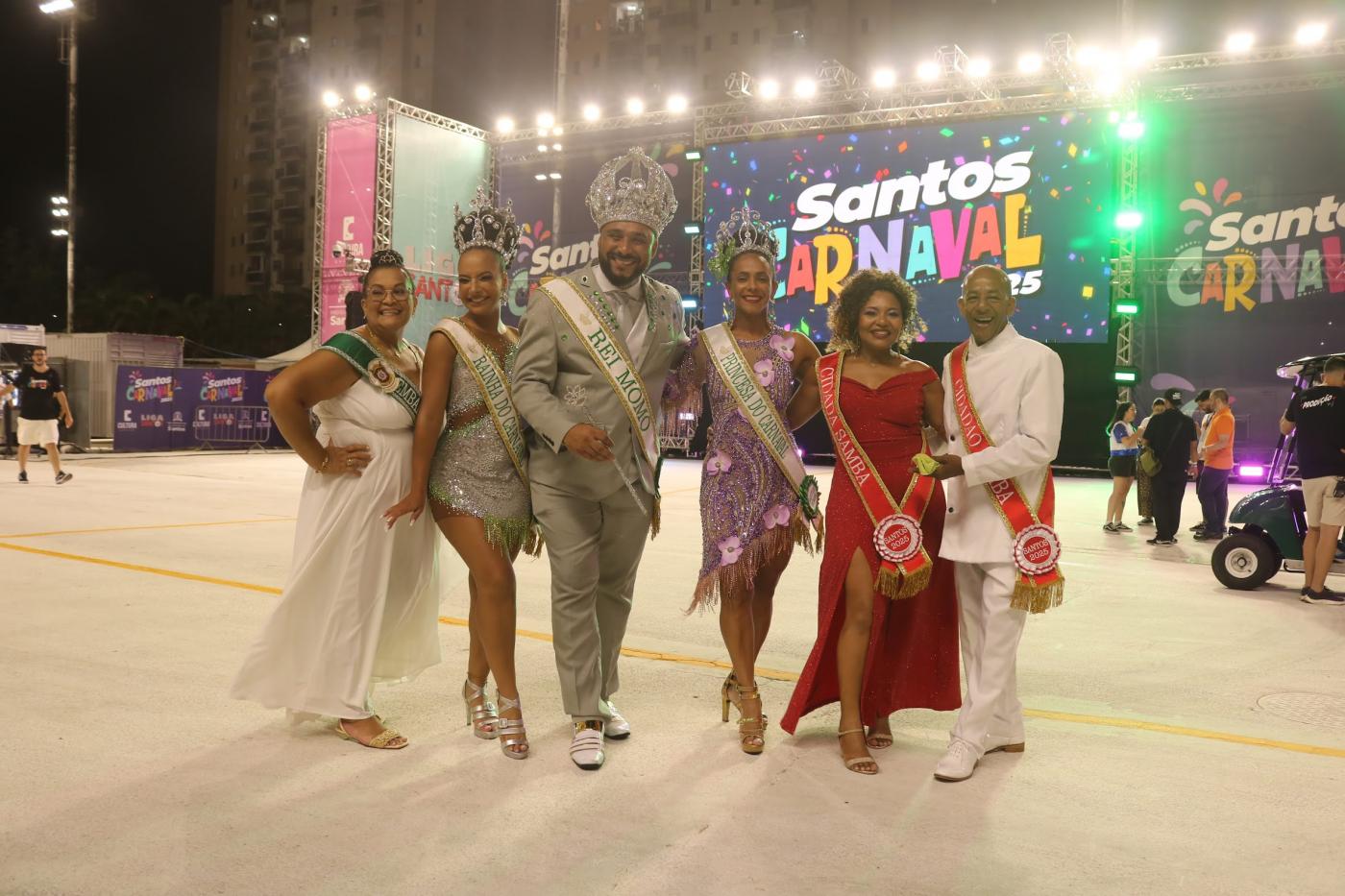 integrantes da corte carnavalesca posam para foto. #paratodosverem 