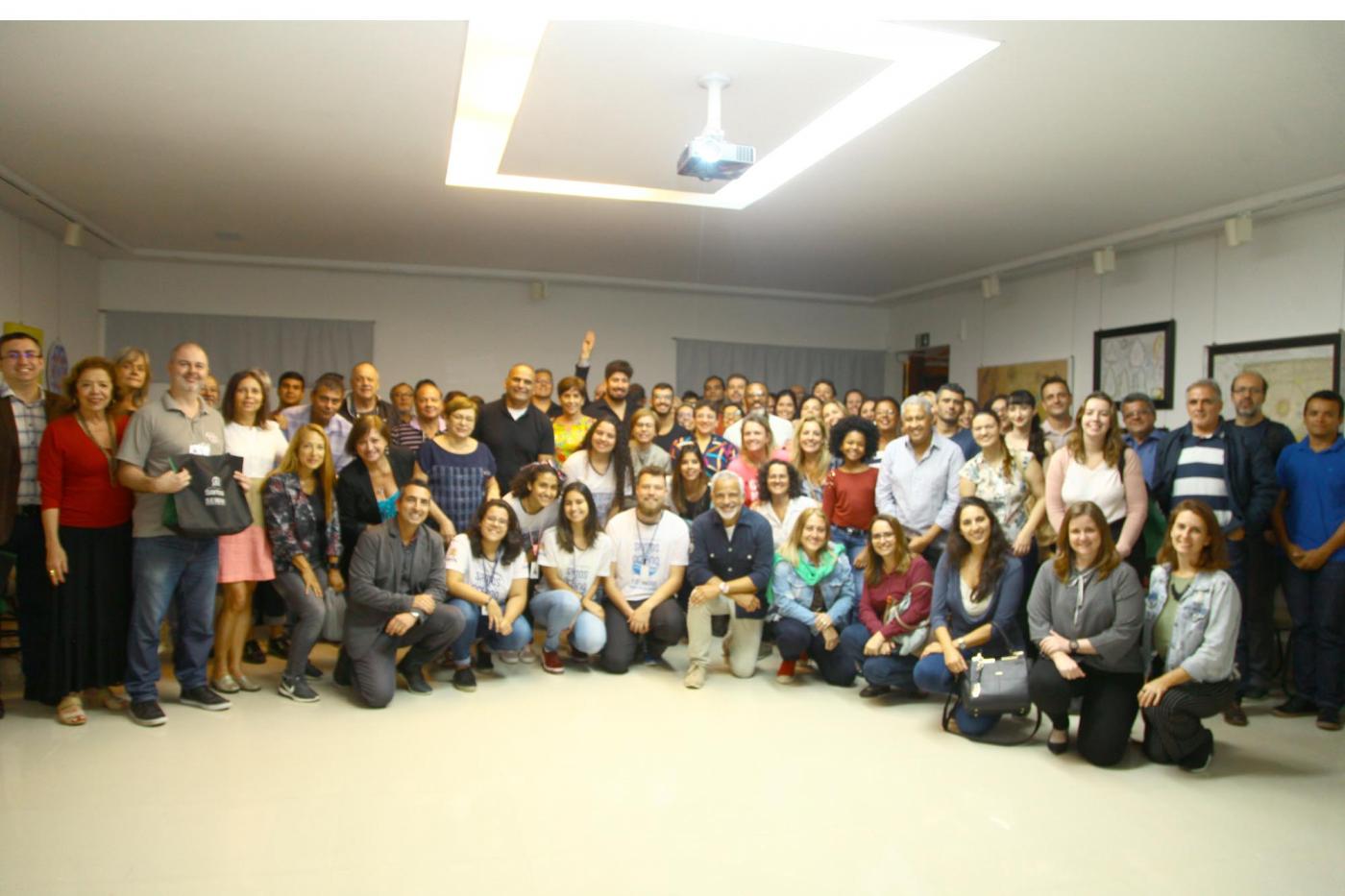 Participantes do evento Santos pelo Oceano na exibição do curta-metragem. Grupo  posa para foto. #Pracegover