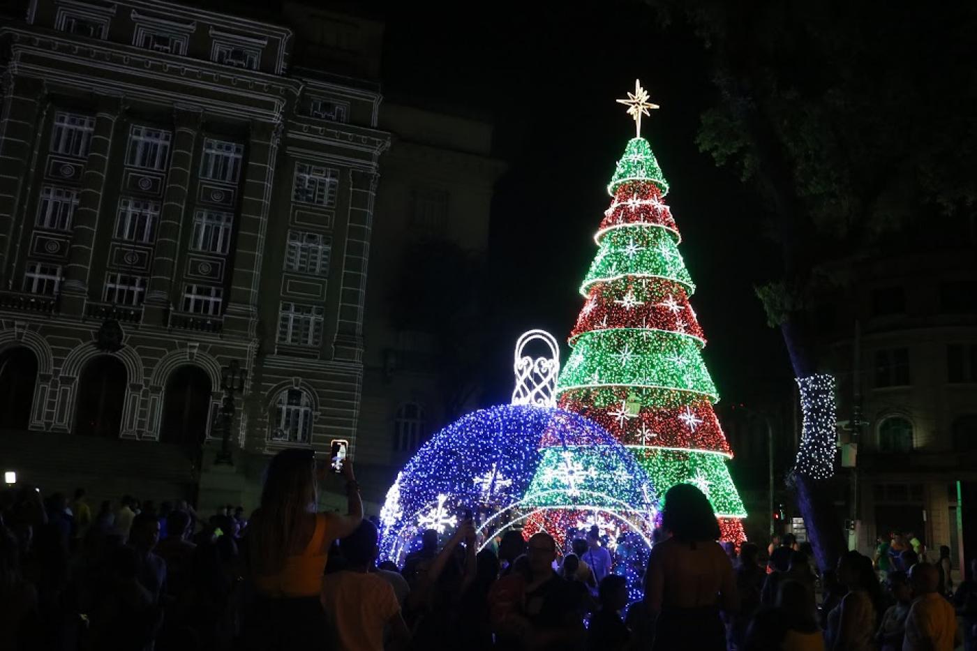 praça mauá com decoração natalina e projeção no paço municipal 