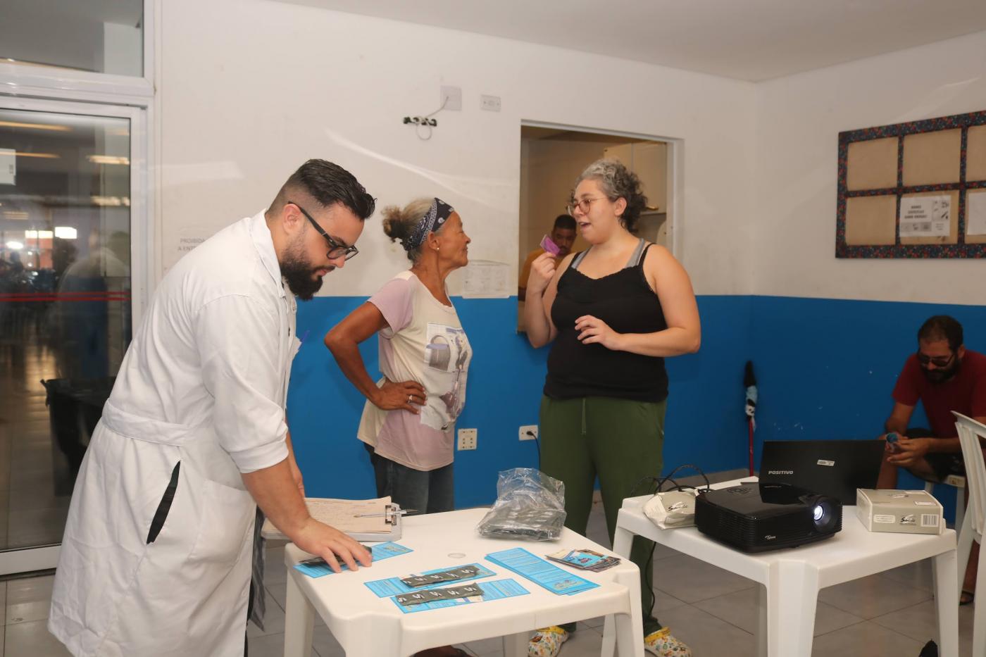 médica conversa com mulher. #paratodosverem 
