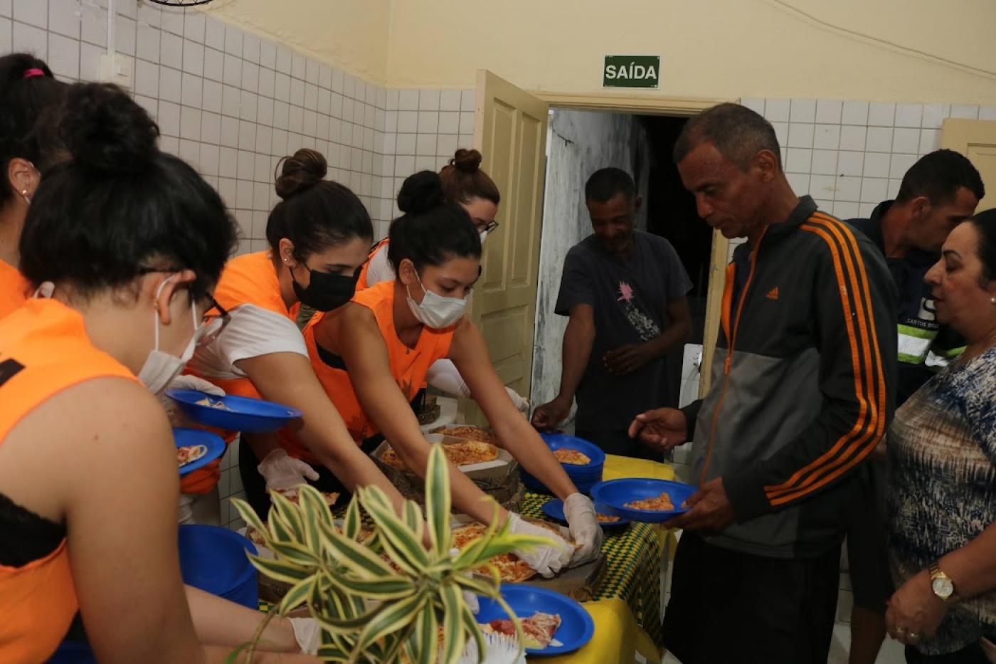 universitárias servem pizza para homem #paratodosverem