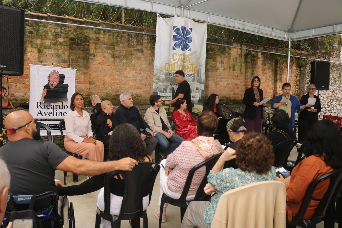 pessoas reunidas em sala. #paratodosverem