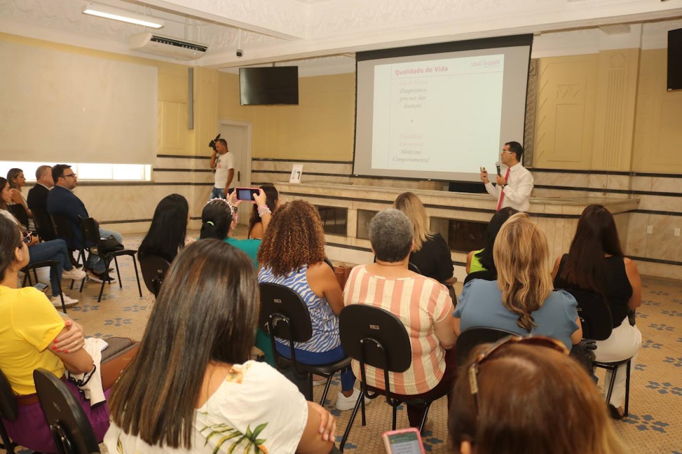 mulheres assistem a palestra #paratodosverem