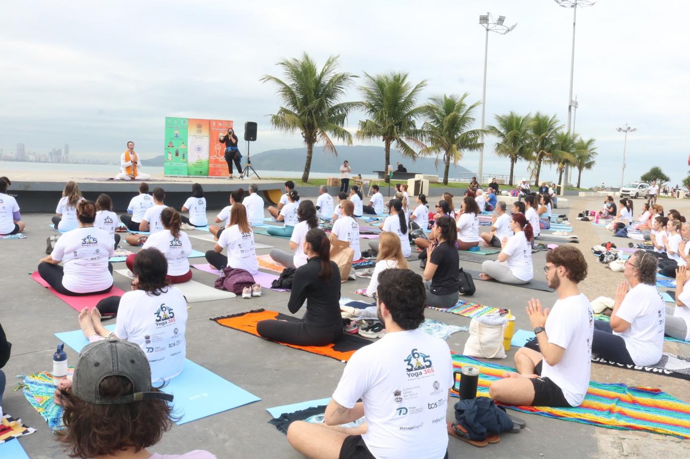 pessoas praticam ioga no novo quebra-mar. #paratodosverem
