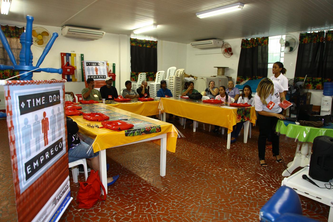 Alunos estão sentados na mesa durante o curso #pracegover 