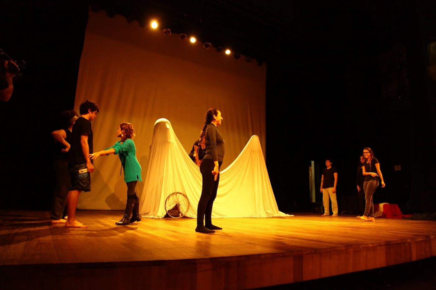 alunos de teatro em palco #paratodosverem 