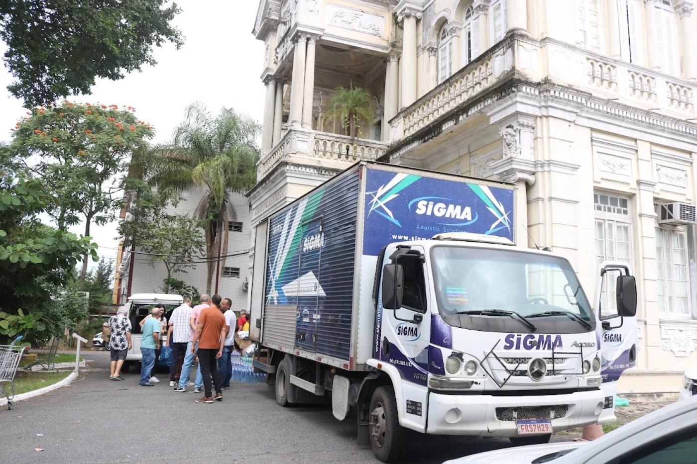 caminhão parado na porta do fundo #paratodosverem