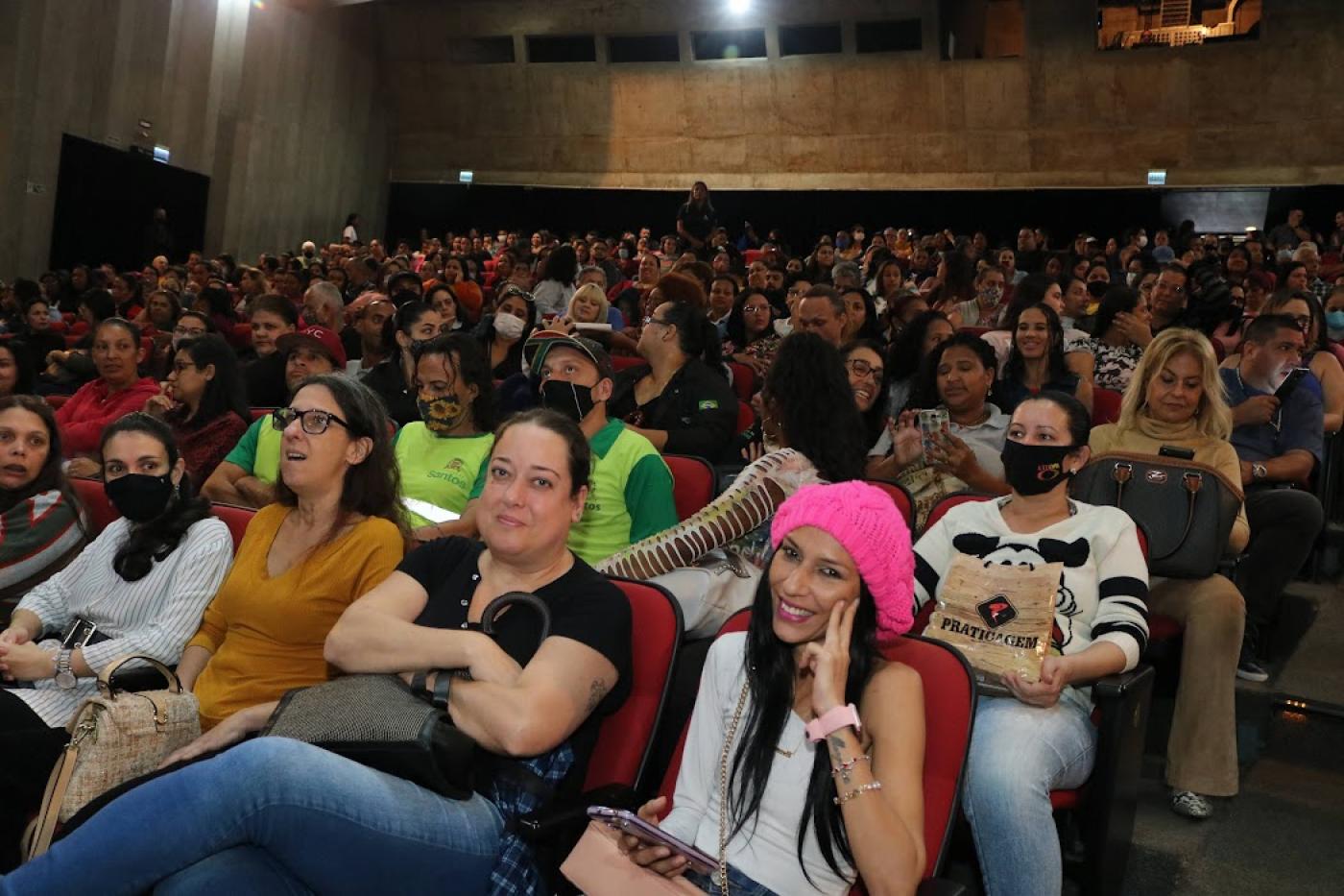 pessoas sentadas nas poltronas do teatro #paratodosverem