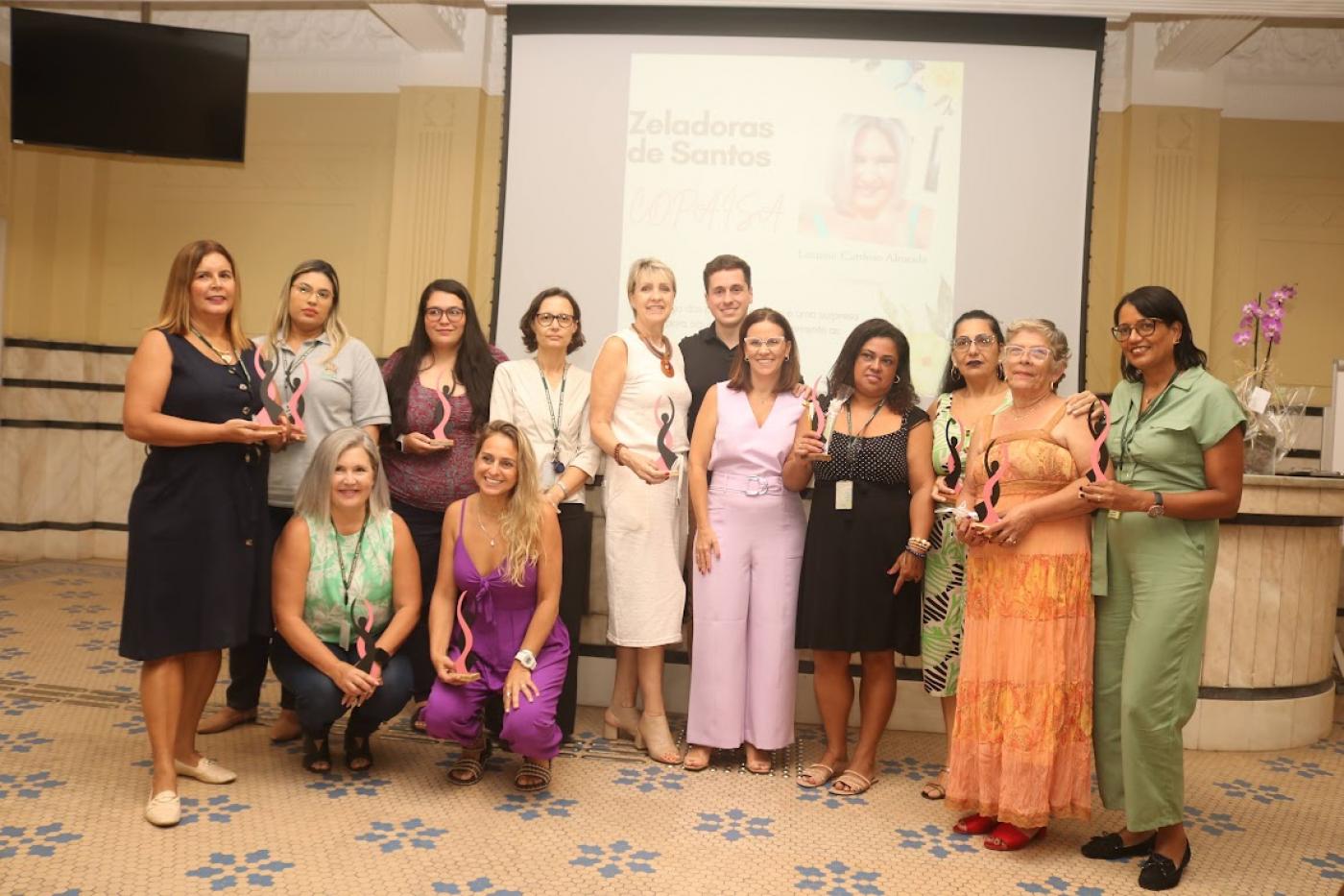 zeladoras posam com os troféus #paratodosverem 