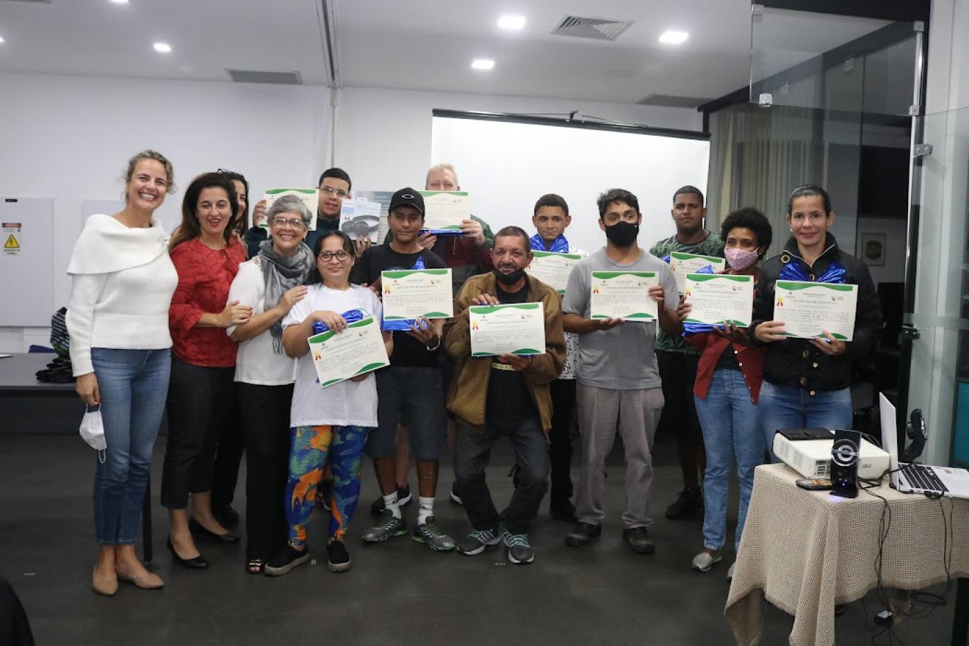 alunos posam para foto com diploma #paratodosverem