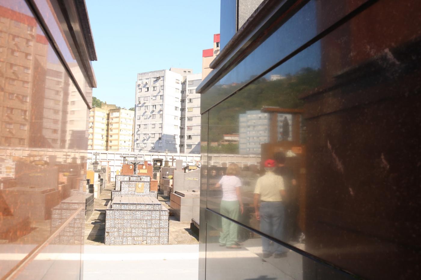 reflexo de visitantes em túmulo de cemitério. #paratodosverem
