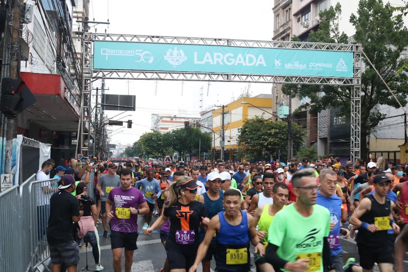 atletas passam sob o pórtico de largada. #paratodosverem