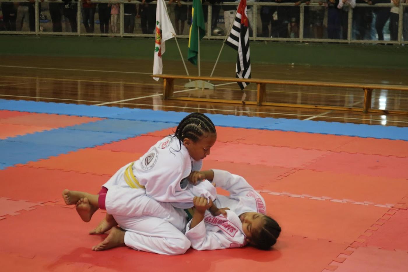 duas meninas lutando no tatame #paratodosverem