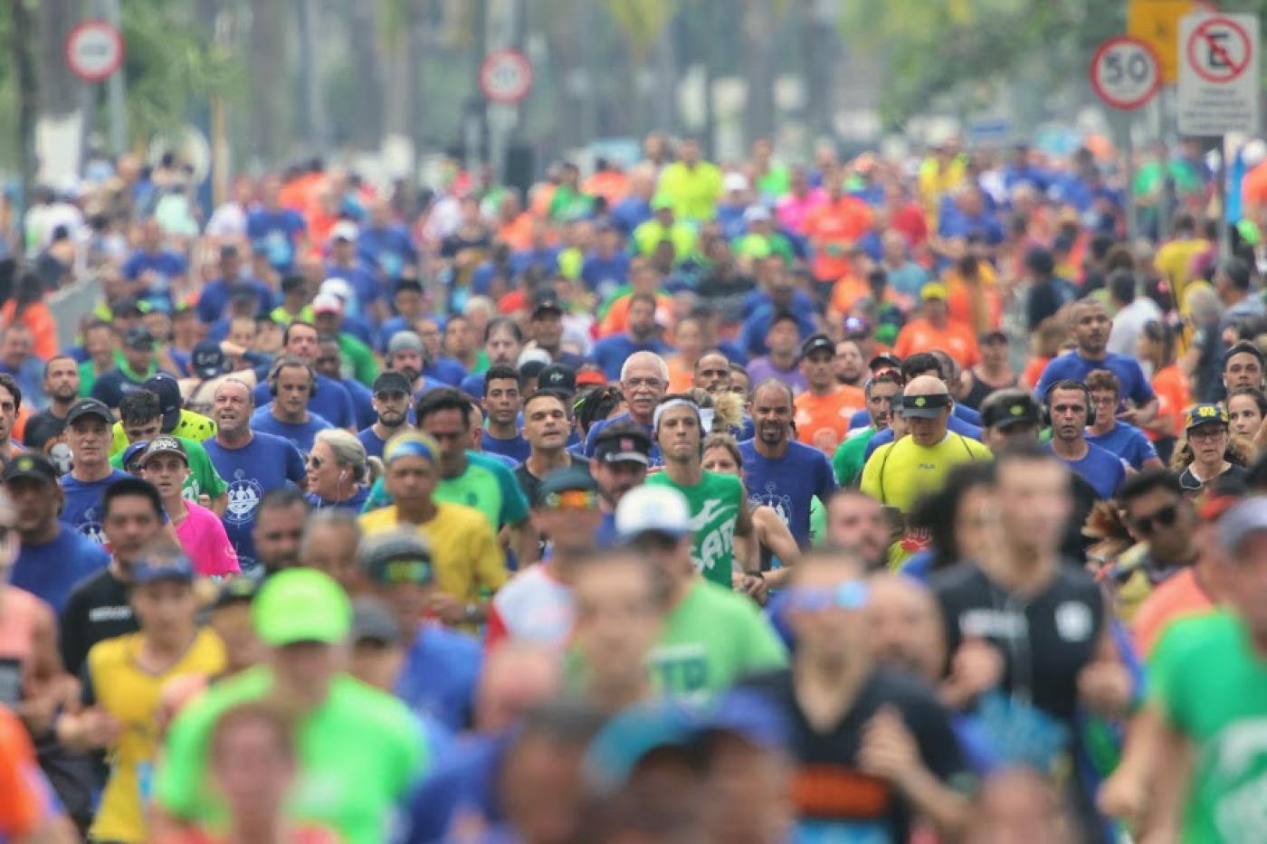 grande volume de atletas correndo. #paratodosverem 
