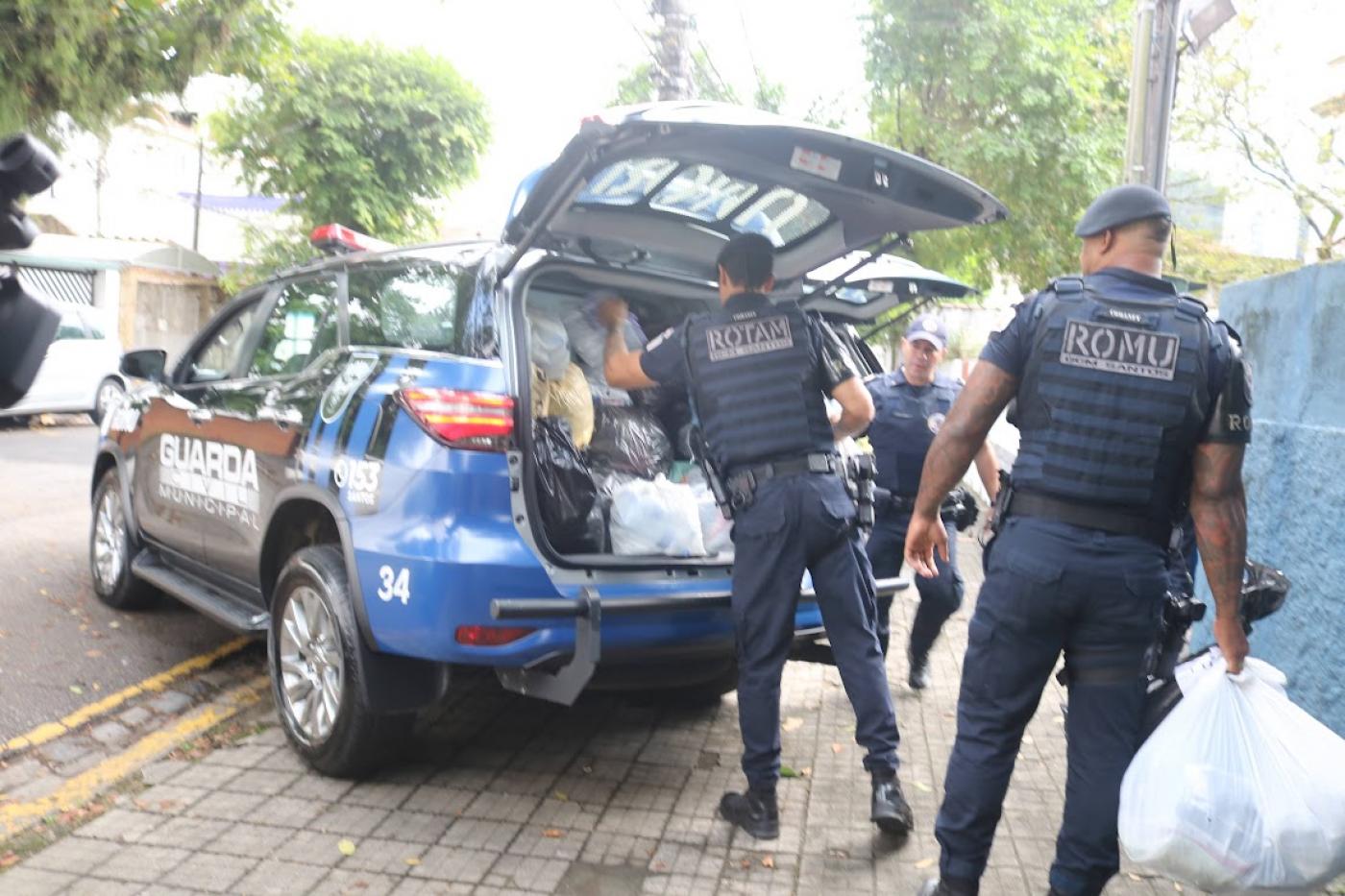 guardas retiram doações de viaturas #paratodosverem 