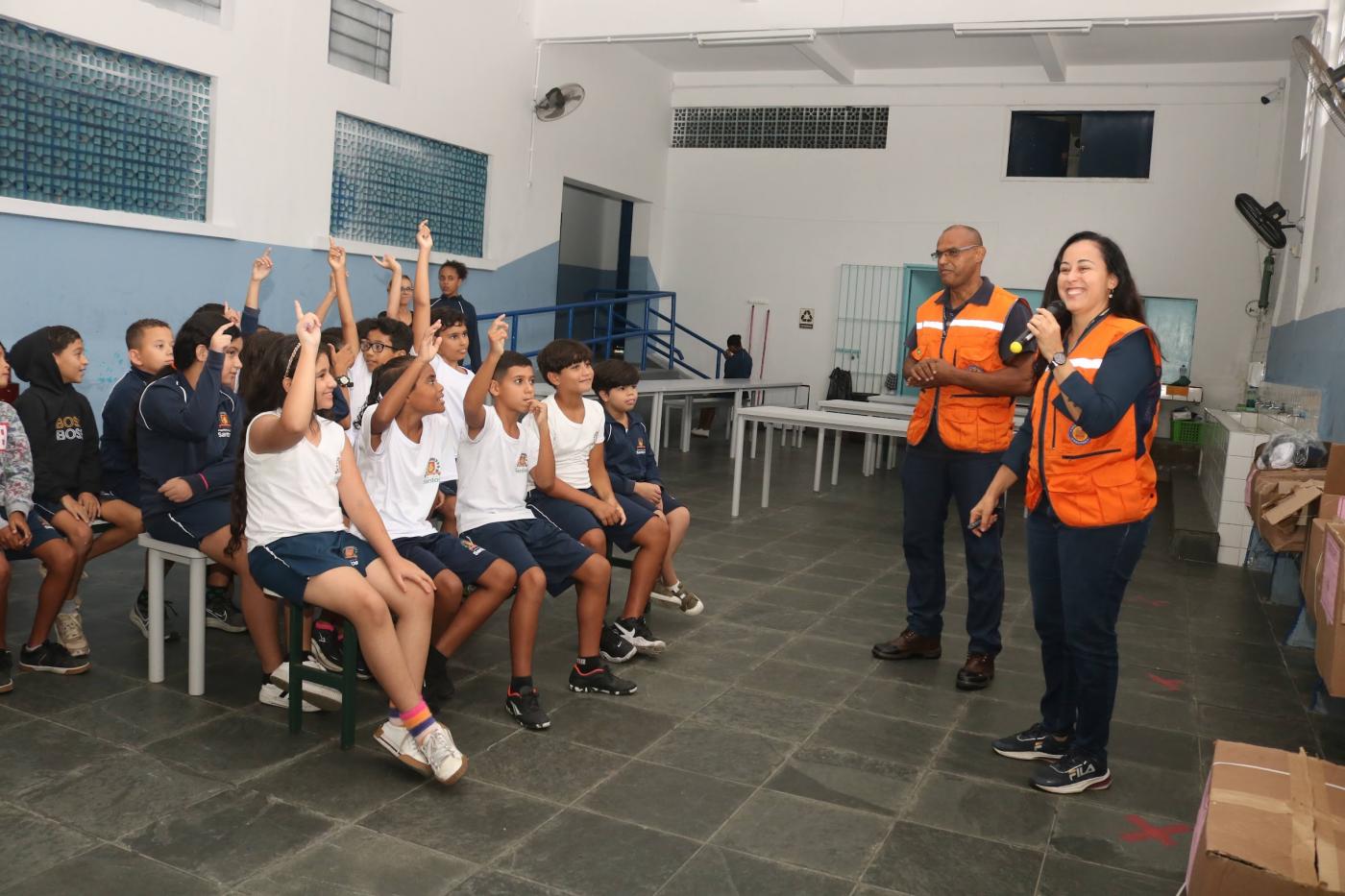 crianças interagem em palestra com agentes da defesa civil. #paratodosverem