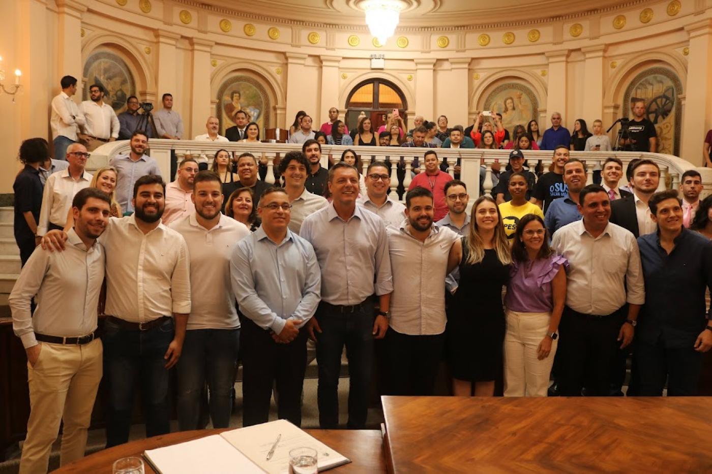 grupo de pessoas reunidas na sala princesa isabel posa para foto. #paratodosverem