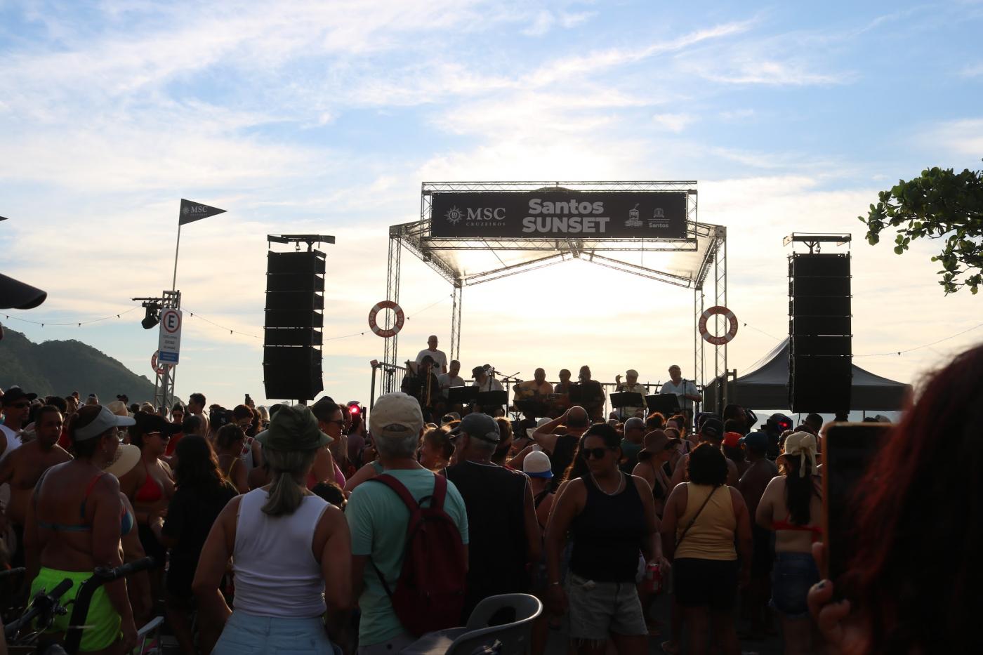 Palco do Santos Sunset na Ponta da Praia. #Paratodosverem