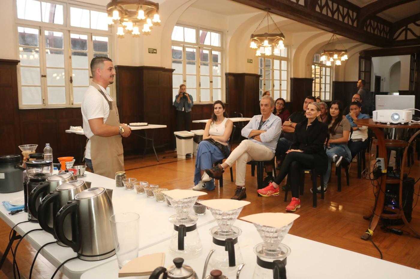 homem dá aula de gastronomia para adultos. #paratodosverem