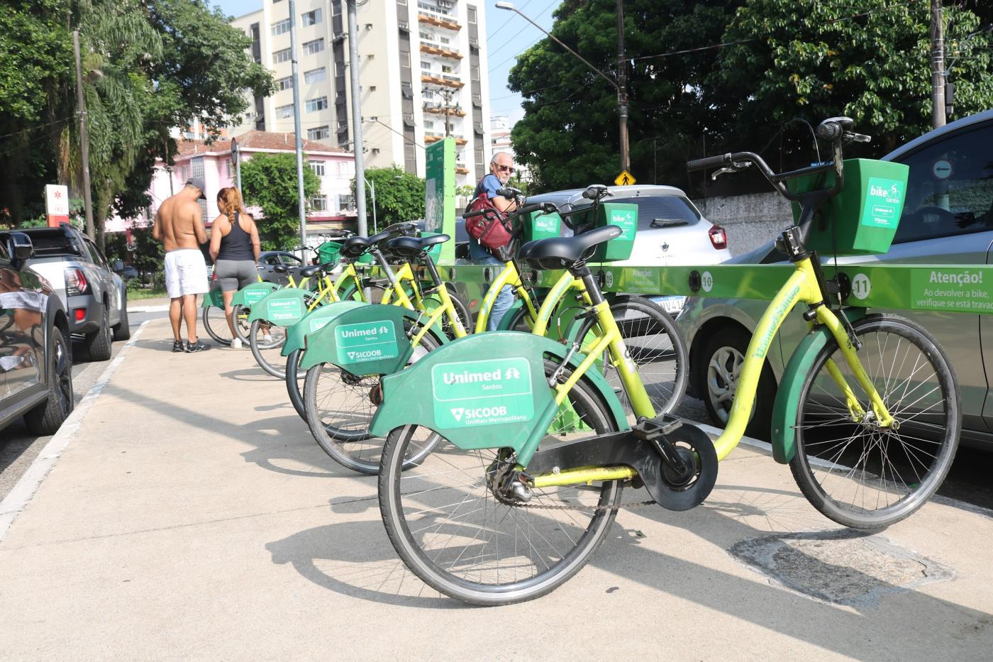 Estação com bicicletas estacionadas. #paratodosverem