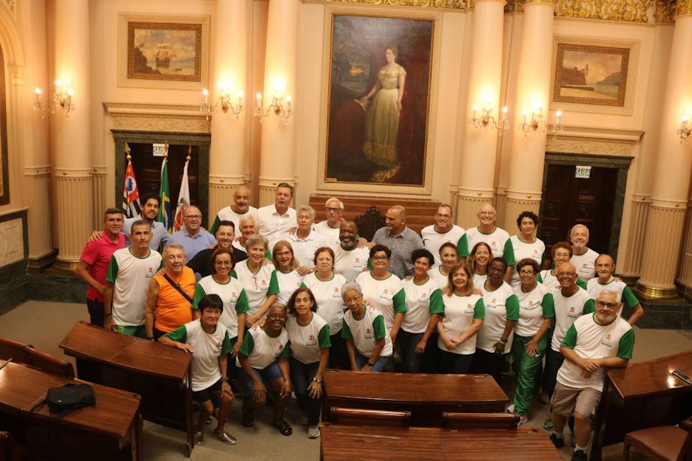 equipe de atletas posa para foto na sala princesa isabel. #paratodosverem 