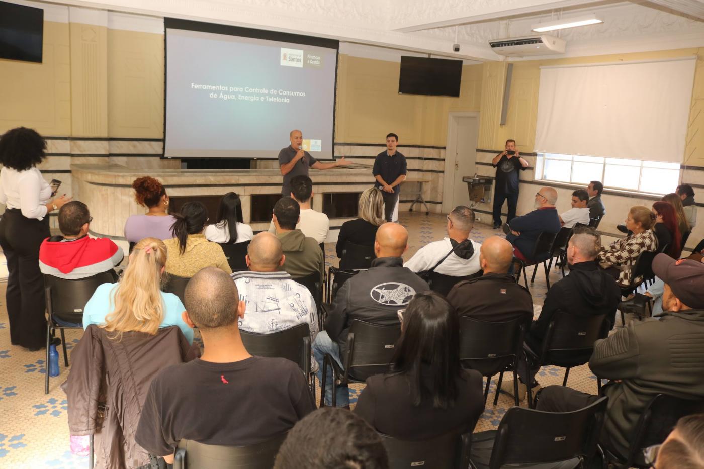 servidores reunidos em sala para palestra. #paratodosverem