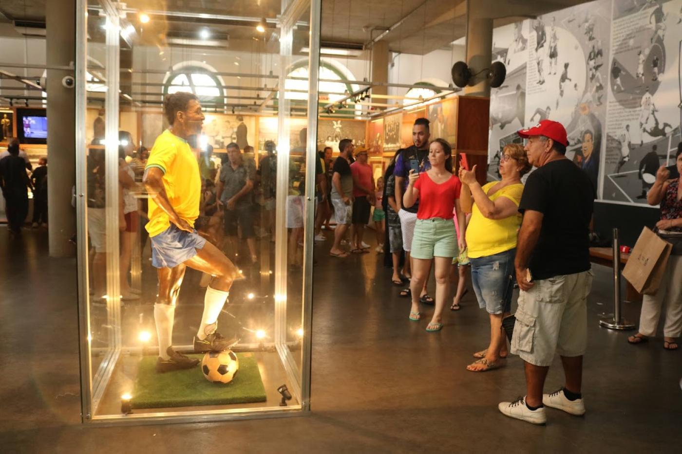 turistas fotografam o museu pelé #paratodosverem