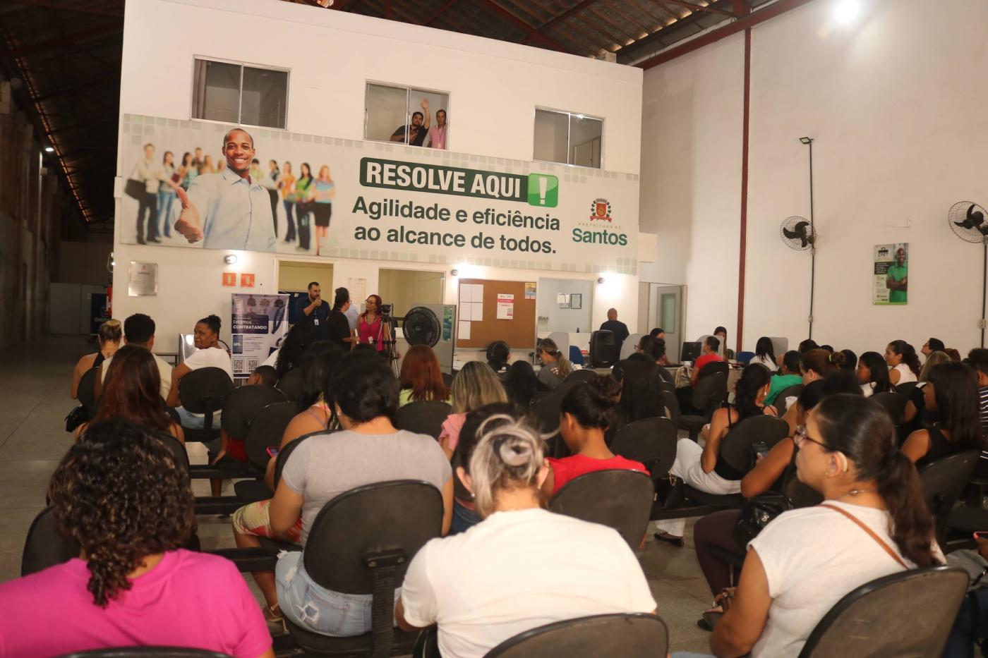 pessoas sentadas esperando atendimento no Resolve Aqui. #paratodosverem 