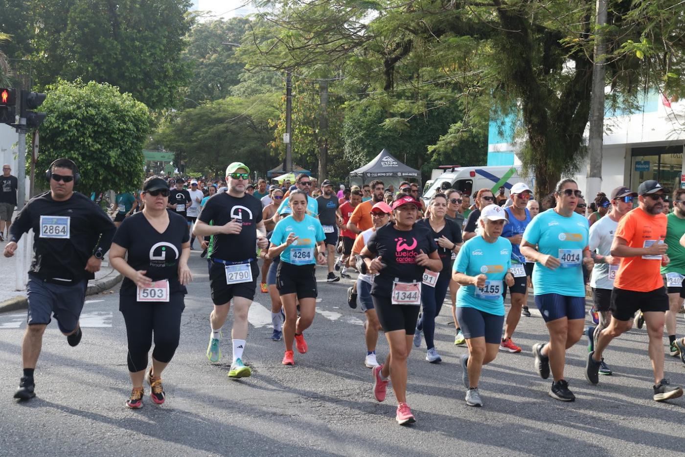 Corredores na largada da prova. #Paratodosverem.