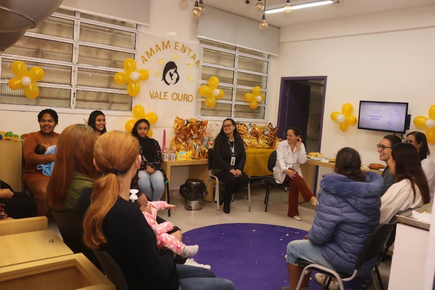 mulheres reunidas em sala para palestra. #paratodosverem