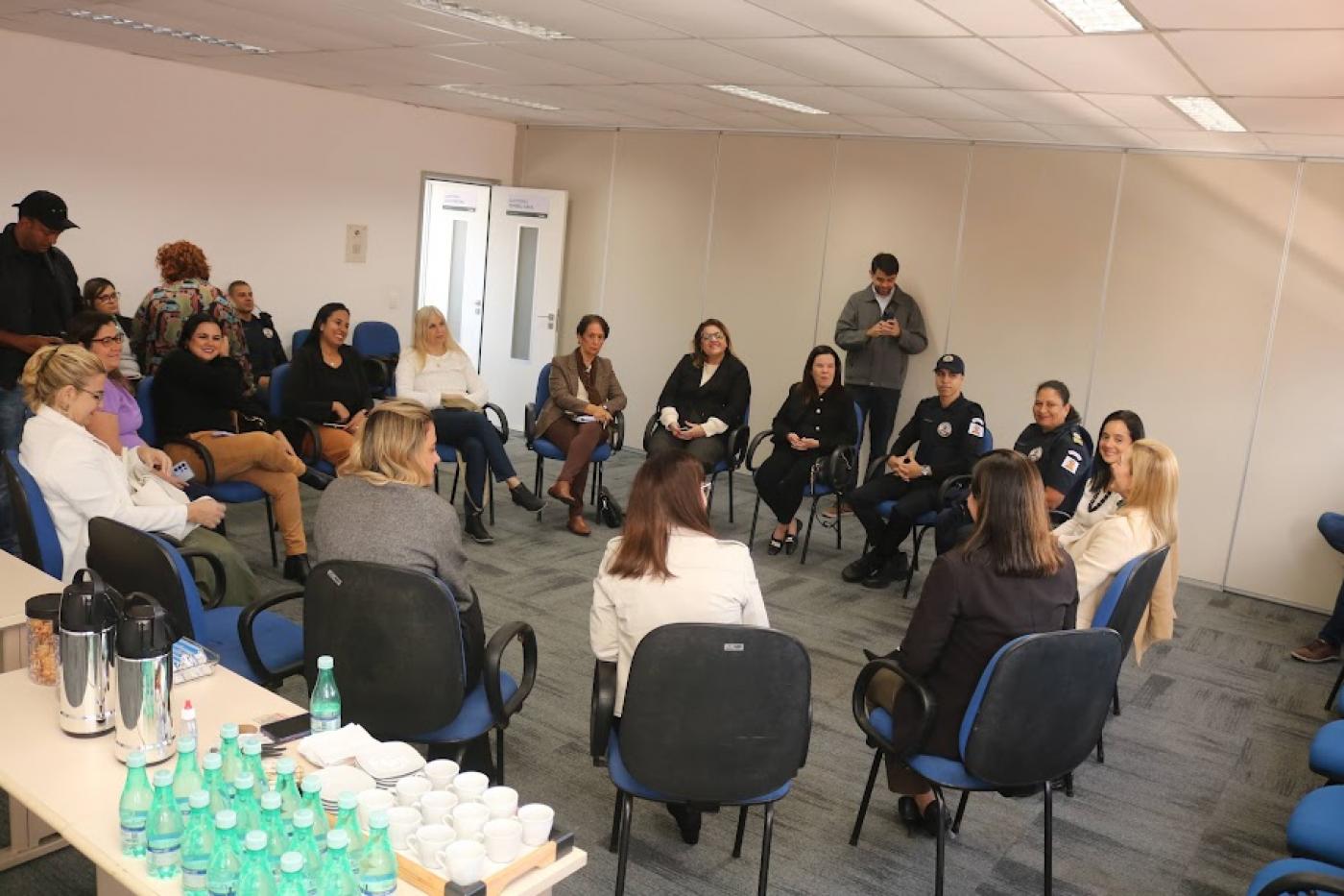 mulheres estão sentadas com cadeiras em círculo. #paratodosverem 