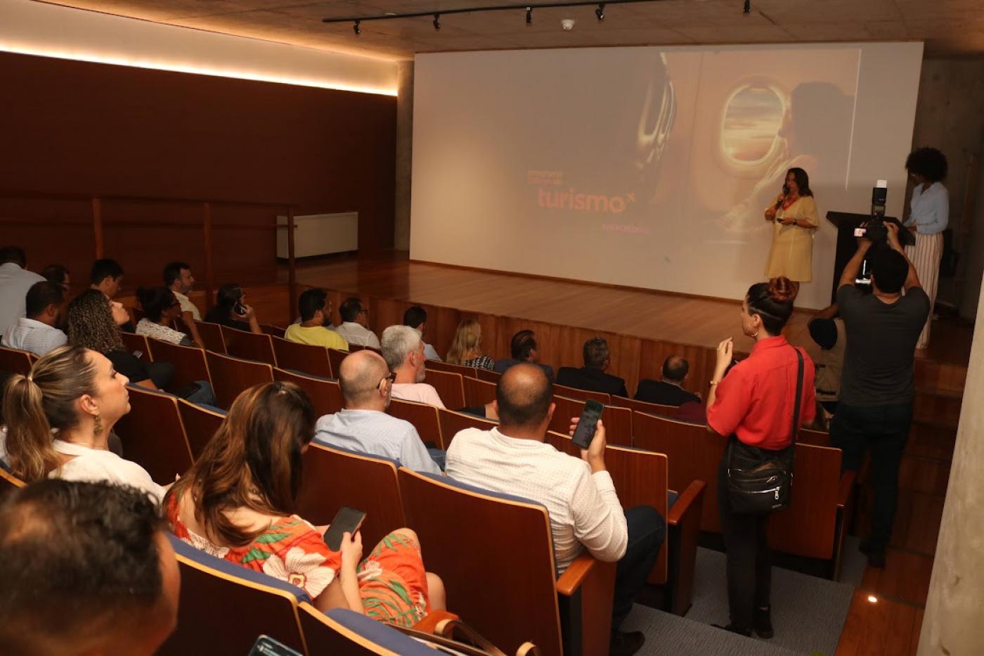 pessoas acompanhando palestra no auditório #paratodosverem 