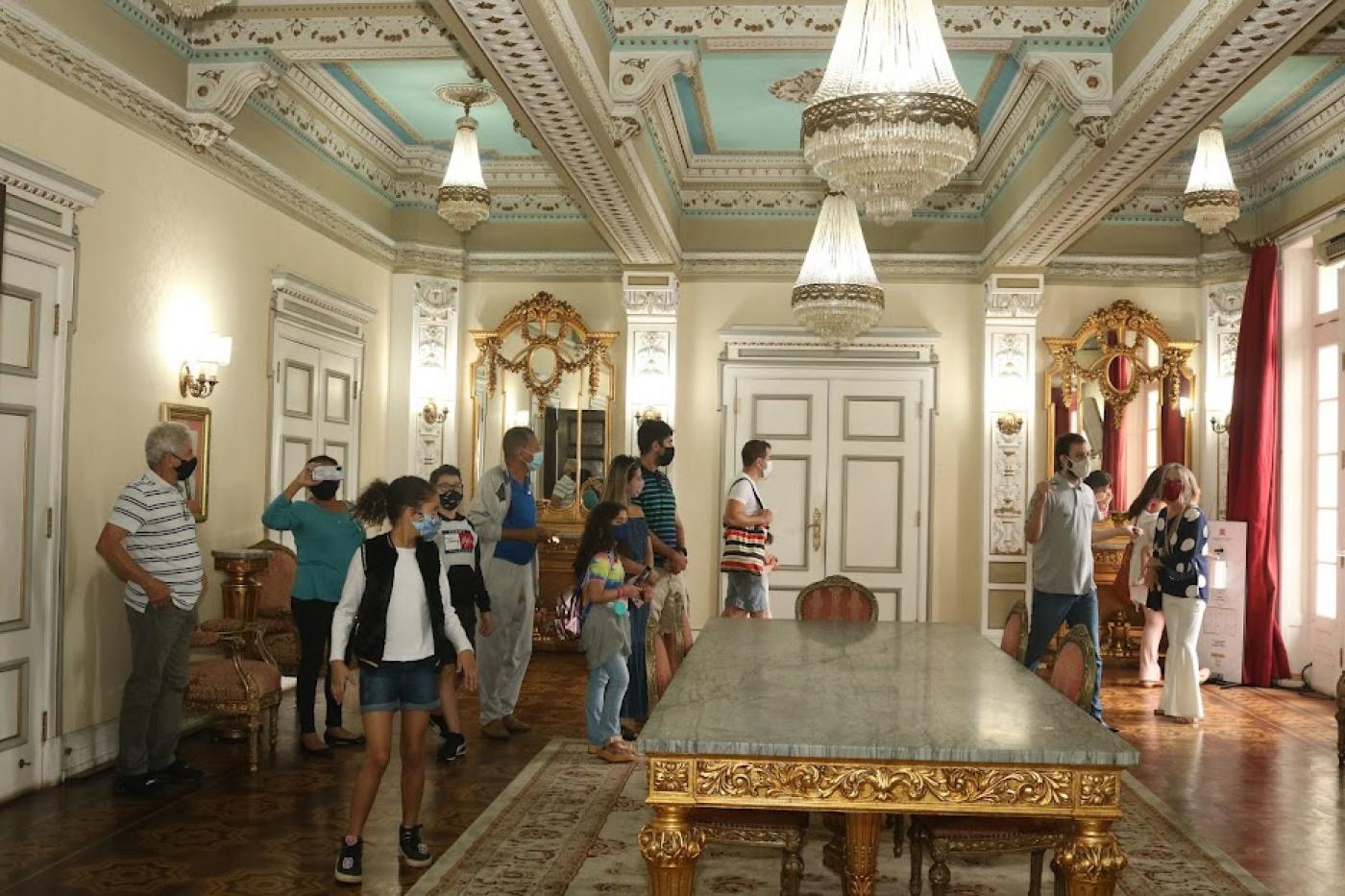 pessoas visitam salão nobre do palácio josé bonifácio. #paratodosverem