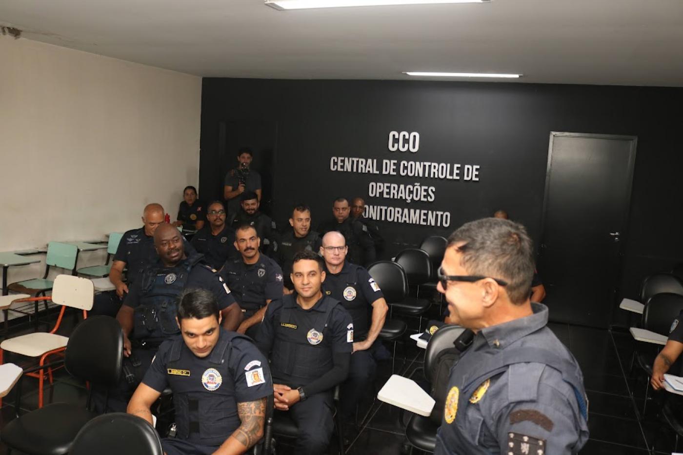 guardas estão sentados em sala participando de palestra. #paratodosverem 