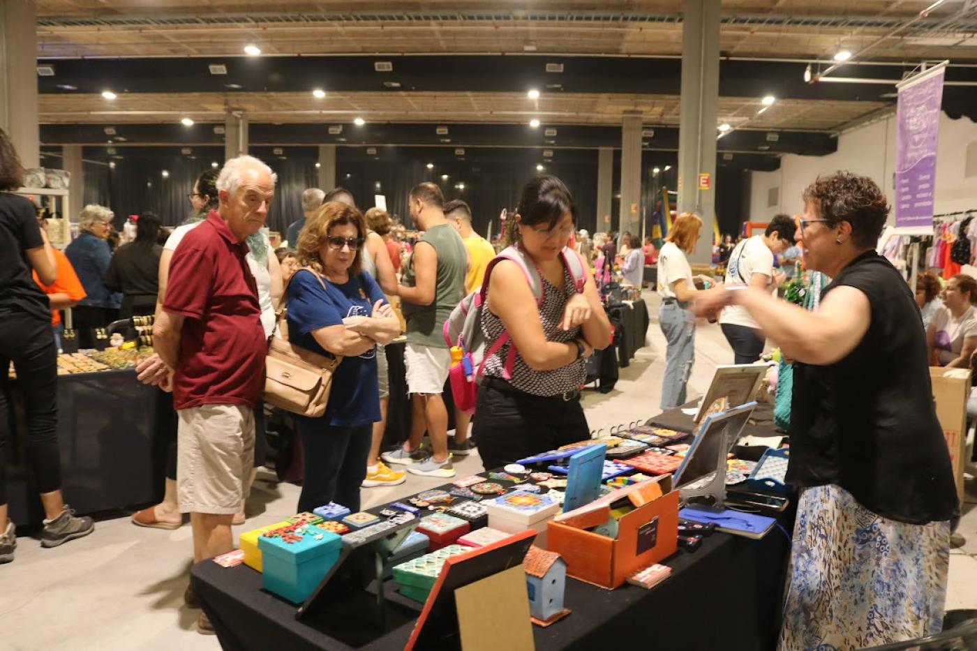 pessoas durante feira de artesanato #paratodosverem