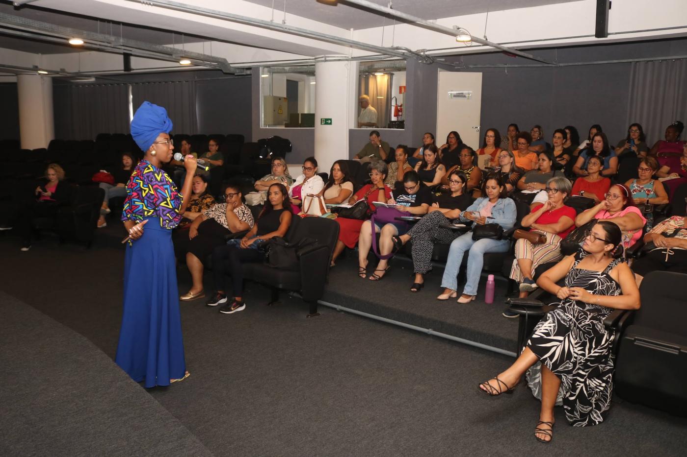 professores em auditório assistem palestra. #paratodosverem 