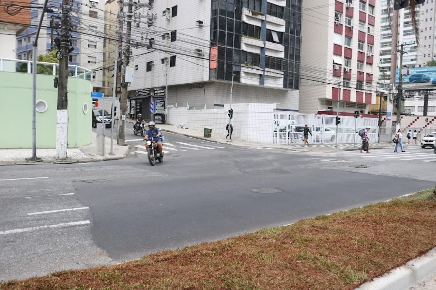 trecho de avenida recém-asfaltada. #paratodosverem