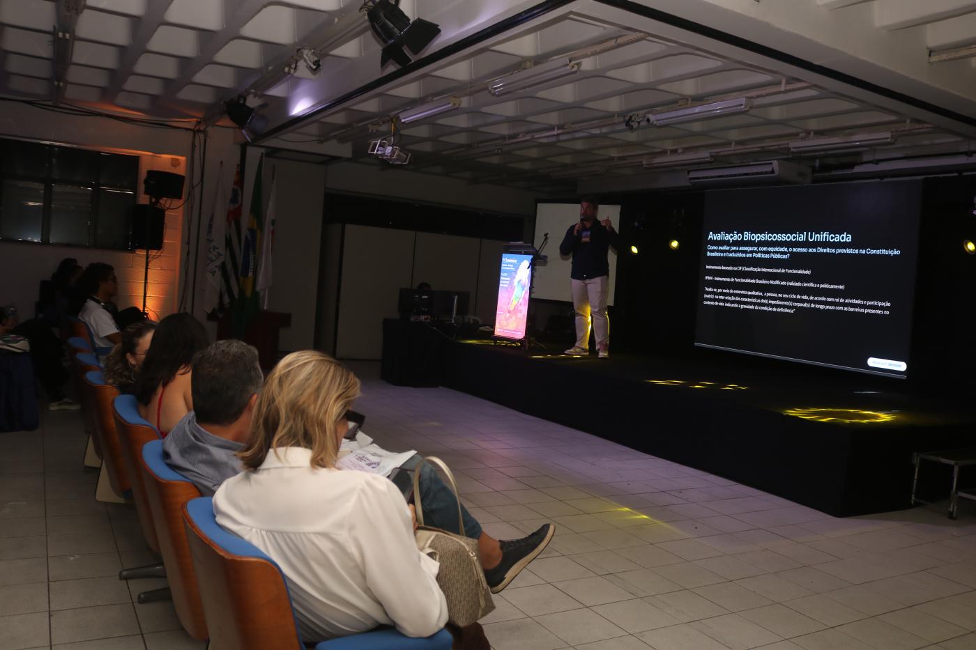 imagem mostra palestra realizada no seminário #paratodosverem