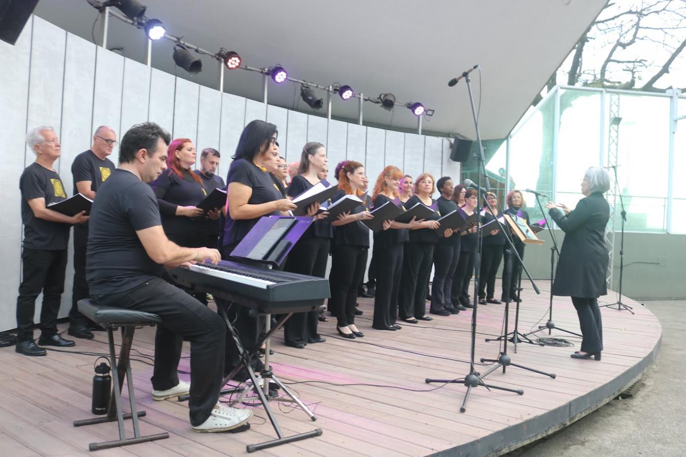 Coral Municipal de Santos se apresentando. #Paratodosverem.