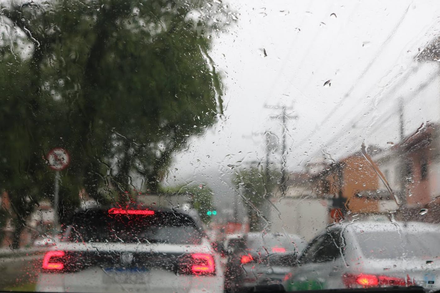 vidro de carro molhado pela chuva #paratodosverem 