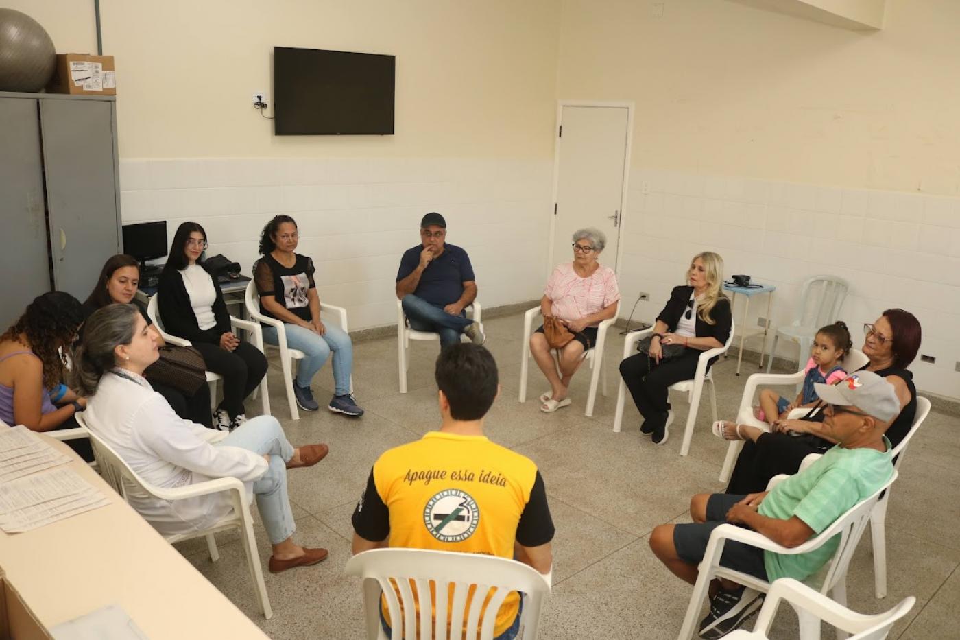 grupo reunido para falar sobre o fumo #paratodosverem