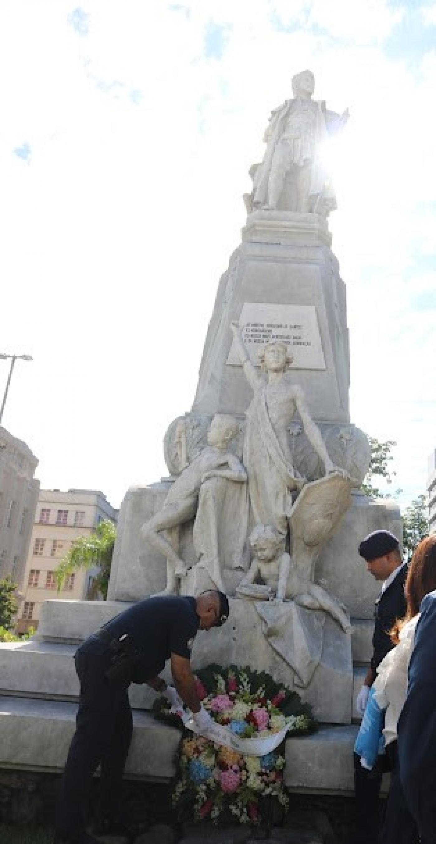 guardas depositam flores em monumento #paratodosverem