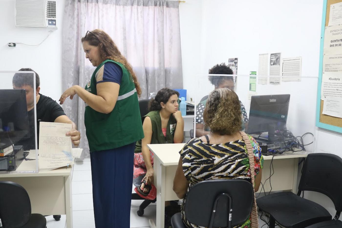 pessoas sendo atendidas por equipes sociais #paratodosverem 