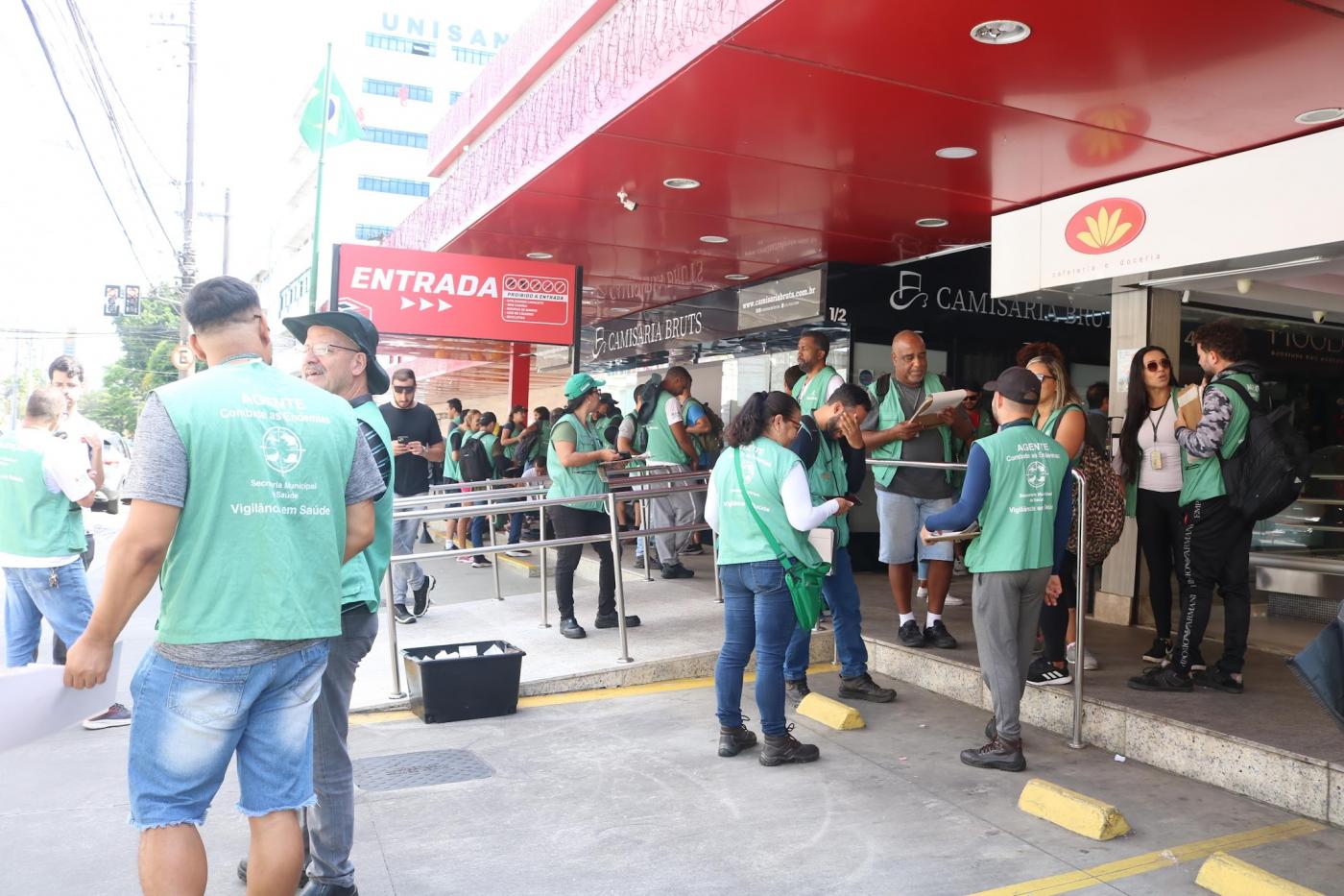 agentes de combate à dengue concentrados em centro comercial. #paratodosverem
