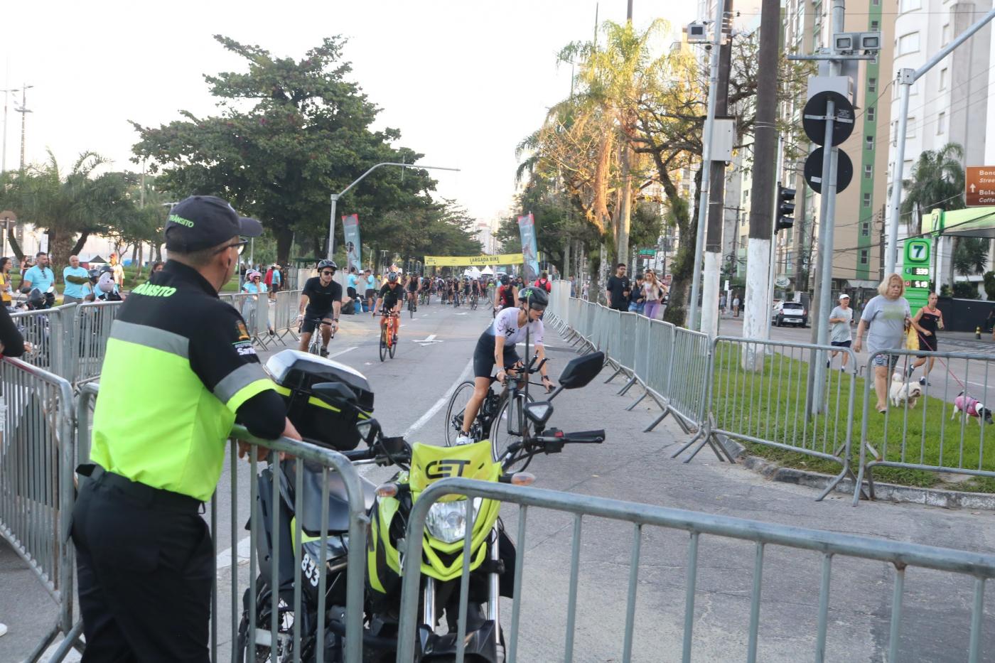 agente da cet em avenida diante de corrida de bicicleta. #paratodosverem