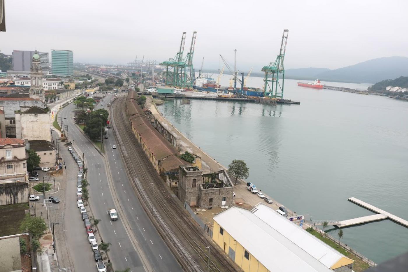 vista área geral do porto com foco no valongo em segundo plano. #paratodosverem 