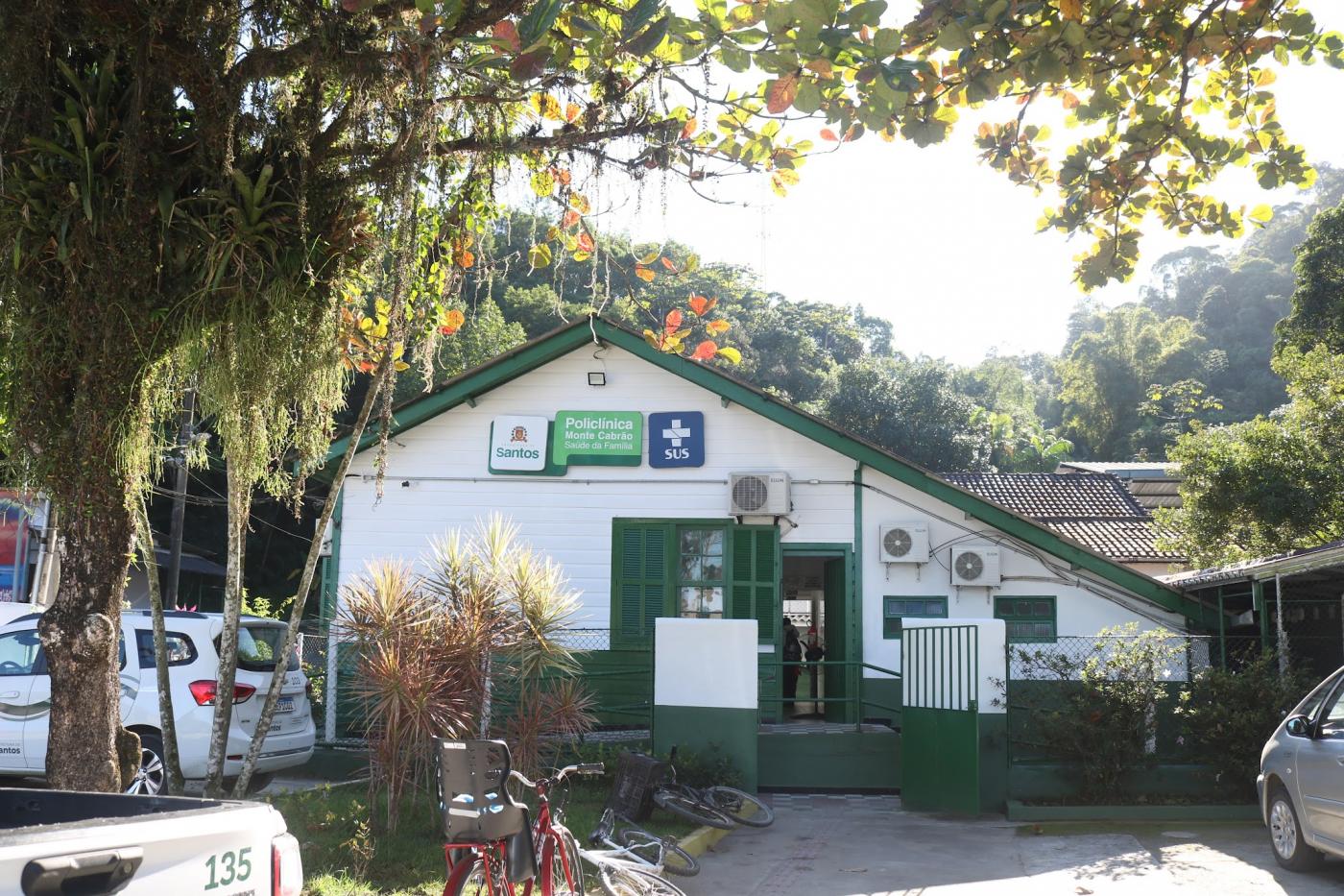 fachada de policlínica na área continental. #paratodosverem
